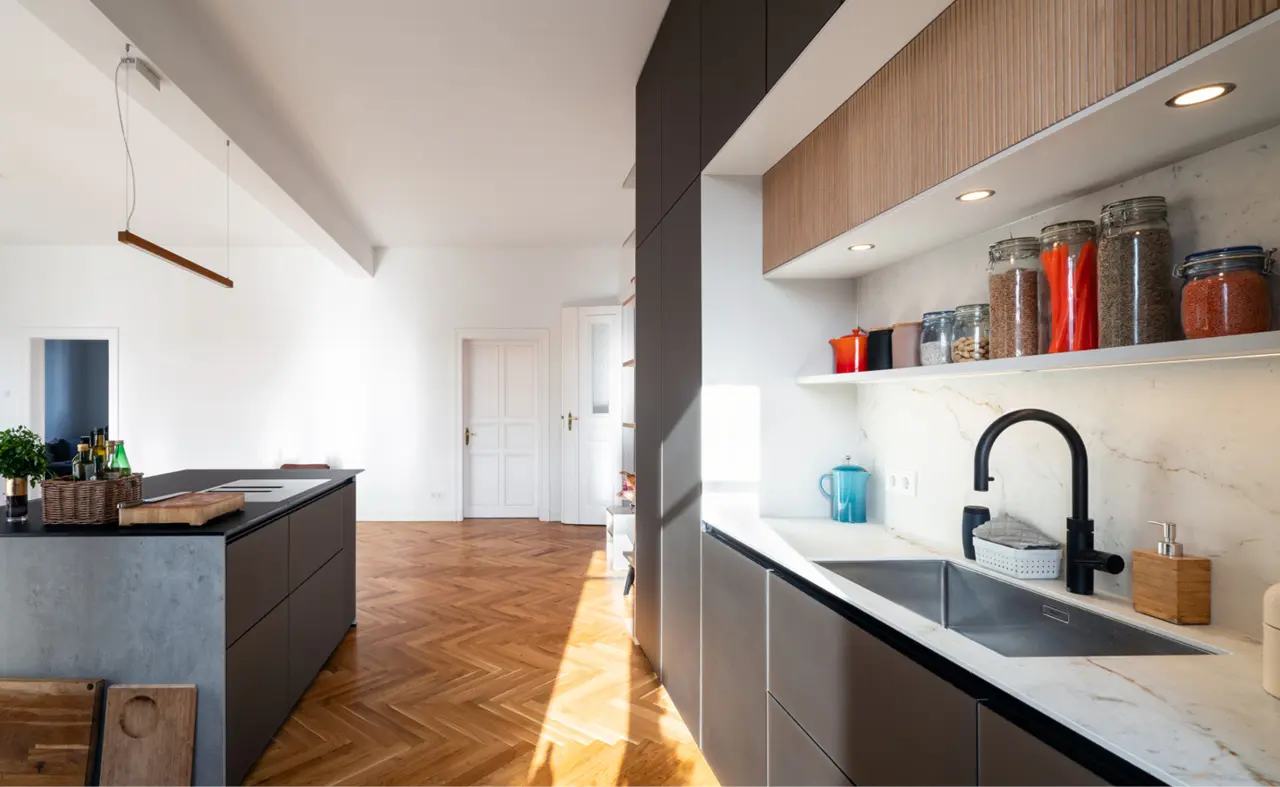 Große Küche mit dunkelblauen Fronten